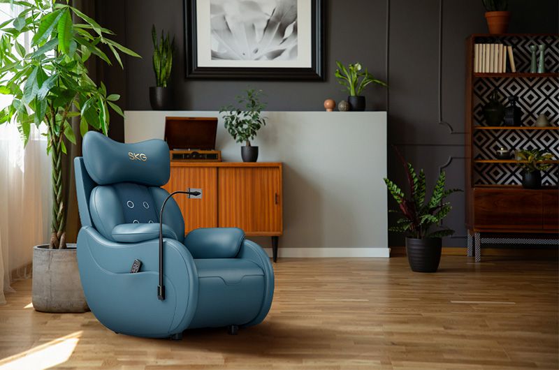 Sofa massage công thái học SKG H3 sở hữu bánh xe nhỏ và điều khiển cầm tay đa năng giúp bạn dễ dàng sử dụng 