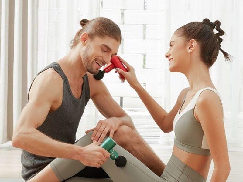 Với máy massage cầm tay dành cho người già, sản phẩm cũng hoạt động theo nguyên lý cơ bản tương tự các loại thiết bị khác trên thị trường