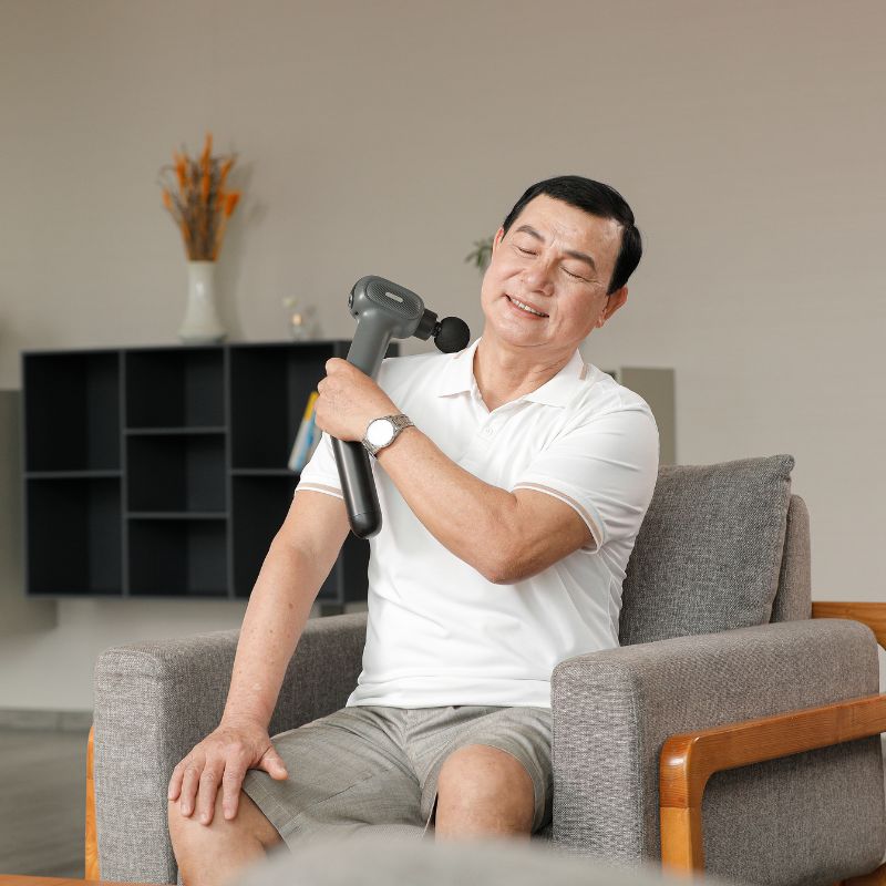 Người già nên sử dụng súng massage để chăm sóc sức khỏe