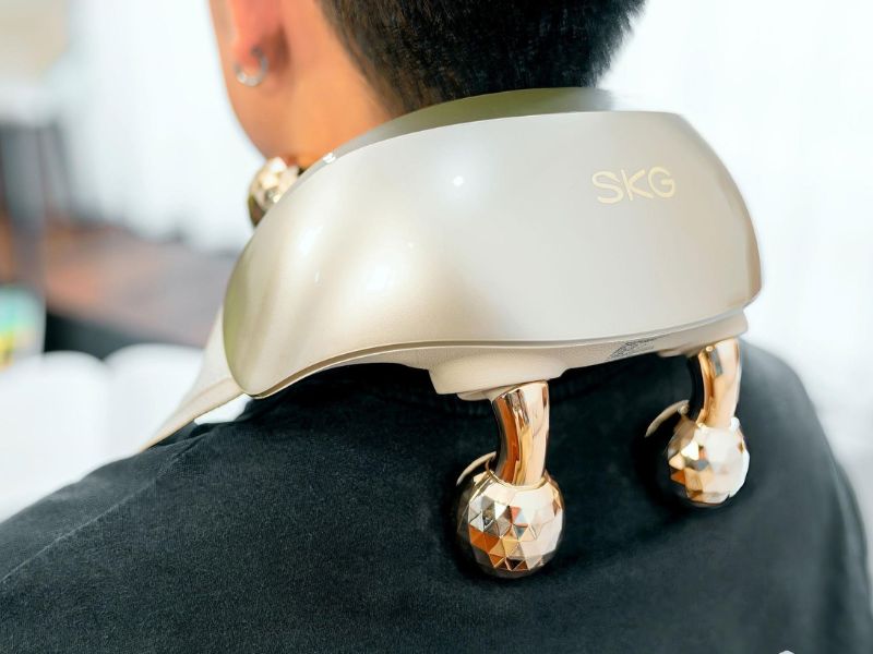 Máy massage cổ vai gáy SKG H5-2 cao cấp