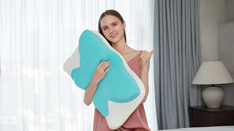 Nhờ cấu tạo riêng biệt phần vỏ và phần lõi của gối ngủ massage SKG T3 PRO, bạn có thể dễ dàng tháo ra để việc vệ sinh được dễ dàng và sạch sẽ hơn