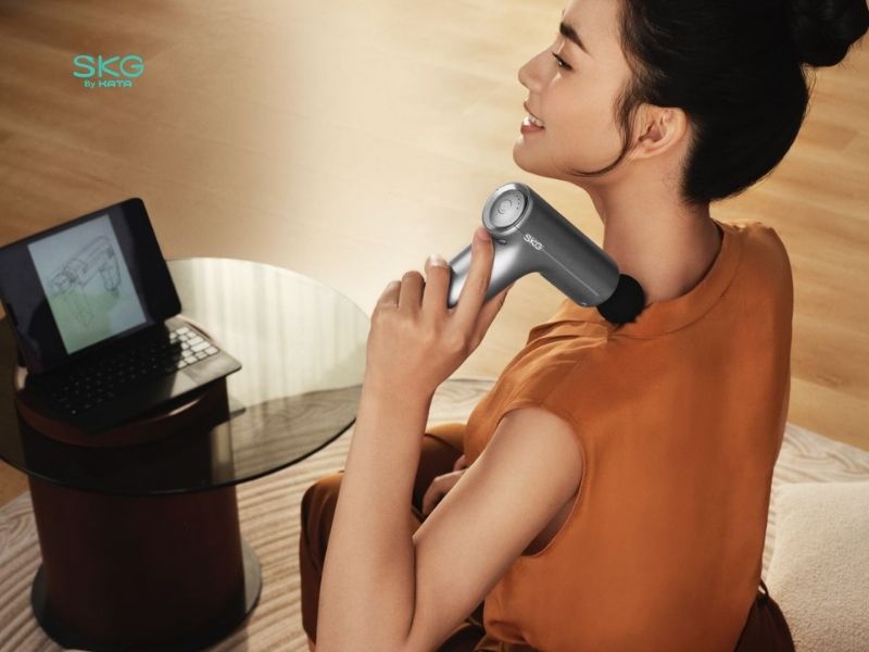 Sử dụng súng massage cho vùng cơ đùi, cơ vai