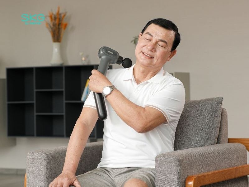 Sử dụng súng massage sai cách có thể gây tổn thương mô mềm, bầm tím, rách cơ hoặc tổn thương mạch máu lớn
