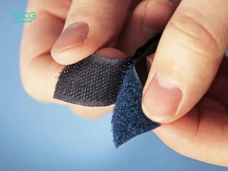 Dây Velcro giúp điều chỉnh độ dài dễ dàng, giúp ôm sát cơ thể