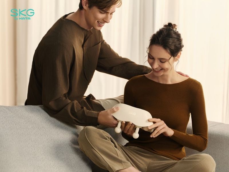 Kiểm tra pin và điện của máy, chuẩn bị tư thế ngồi thoải mái, thả lỏng cổ vai gáy