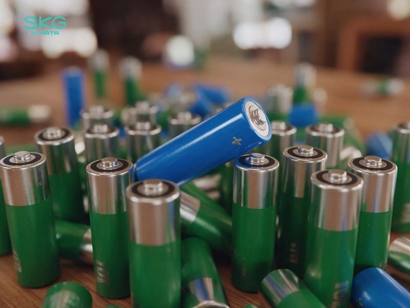 Pin Lithium-ion sử dụng sự di chuyển của các ion lithium qua lại giữa cực âm và cực dương