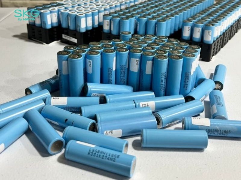 Pin lithium (Li-ion) có giá thành cao, nguy cơ cháy nổ khi quá nhiệt hoặc hỏng hóc, và hiệu suất giảm ở nhiệt độ thấp